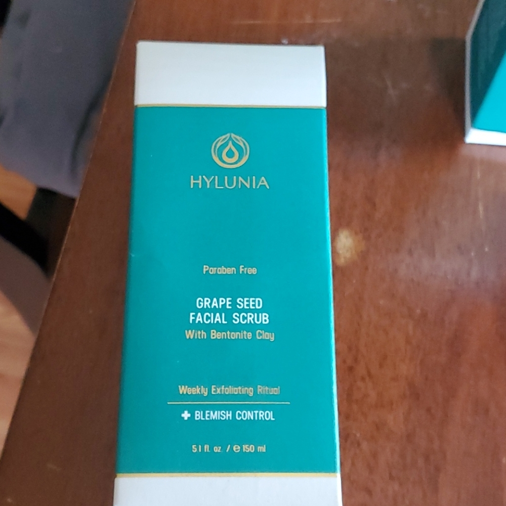 Hylunia grape seed facial scrub